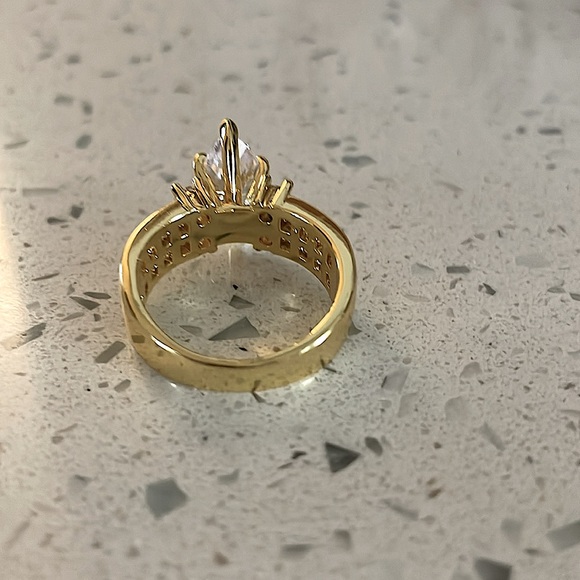Gorgeous multi carat gold plated faux diamond ring wms sz 8 3/4 ish - Picture 10 of 13
